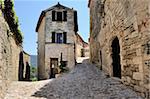 Ruelle pavée dans le pittoresque village médiéval de Lacoste, Provence, France, Europe