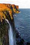 Chute d'eau en Kilt Rock, célèbre falaise basaltique près Staffin, Isle of Skye, Hébrides intérieures en Écosse, Royaume-Uni, Europe
