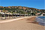 Plage avec les montagnes de l'Esterel Corniche dans le fond, Agay, Provence, Côte d'Azur, France, Méditerranée, Europe