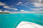 Bateau arrivant à la plage tropicale, Maldives, océan Indien, Asie