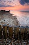 Le soleil s'élève au-dessus de l'eau Southampton, Calshot, Hampshire, Angleterre, Royaume-Uni, Europe