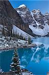 À travers le magnifique lac Moraine, Canada, North Americ