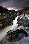 Der River Orchy hetzt durch den Canyon bei Glen Orchy, Highland, Schottland, Vereinigtes Königreich, Europa