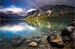 Arc-en-ciel sur les eaux du lac Minnewanka, Parc National Banff, patrimoine mondial de l'UNESCO, Alberta, The Rocky Mountains, Canada, Amérique du Nord