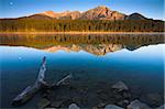 La lune sur le lac à l'aube, Parc National Jasper, UNESCO World Heritage Site, montagnes Rocheuses, en Alberta, Canada, Amérique du Nord