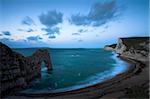 Aube au sommet de la falaise à Durdle Door, Côte Jurassique, patrimoine mondial de l'UNESCO, Dorset, Angleterre, Royaume-Uni, Europe