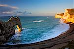 Soleil du matin brille doré sur les falaises près Durdle Door, Côte Jurassique, patrimoine mondial de l'UNESCO, Dorset, Angleterre, Royaume-Uni, Europe
