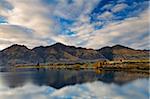 Berge und herbstliche Farben neben Lake Wanaka, Otago, Südinsel, Neuseeland, Pazifik