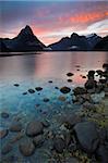 Fiery sky sur Milford Sound, à l'aube, Parc National de Fiordland, patrimoine mondial de l'UNESCO, île du Sud, Nouvelle-Zélande, Pacifique