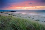 Sonnenaufgang über der Bucht von Christchurch, gesehen vom Hengistbury Head, Dorset, England, Vereinigtes Königreich, Europa