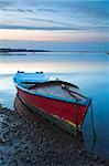 Un petit bateau dans le port de Poole at dawn, Dorset, Angleterre, Royaume-Uni, Europe