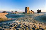 Les ruines de l'église de Knowlton sur un matin d'hiver glacial, Dorset, Angleterre, Royaume-Uni, Europe