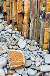 Felsformationen und Kiesel in der Sandymouth Bay in North Cornwall, England, Vereinigtes Königreich, Europa