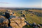 Grande agrafe Tor, regardant vers la moyenne et petite agrafe Tors dans la distance, Parc National de Dartmoor, Devon, Angleterre, Royaume-Uni, Europe