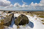 Couverte de neige paysage de landes rocheuses, Parc National de Dartmoor, Devon, Angleterre, Royaume-Uni, Europe