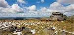 Faire fondre la neige en dehors de Tor creux sur le Parc National de Dartmoor, Devon, Angleterre, Royaume-Uni, Europe