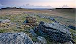 Regardant vers la grande agrafe Tor, Parc National de Dartmoor, Devon, Angleterre, Royaume-Uni, Europe