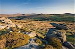 Affleurements de granit dans le Parc National de Dartmoor, à la recherche dans l'ensemble à Hound Tor et Tor de foin sur l'horizon, Devon, Angleterre, Royaume-Uni, Europe