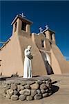 Statue de Saint François d'assise, l'ancienne Mission de St. Francis de Assisi, construit environ 1710, Ranchos de Taos, Nouveau-Mexique, États-Unis d'Amérique, Amérique du Nord