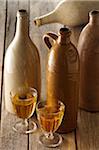 Keramik-Flaschen und Apfelwein
