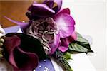 Anneaux de mariage et fleurs violettes