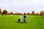 Männer auf Golfplatz, Nordrhein-Westfalen, Deutschland