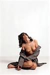 Femme nue assise sur le plancher de Studio