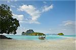 Fischerboot am Strand, Krabi, Thailand