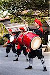 Batteurs à Ryukyumura, Onna Village, l'île d'Okinawa, la préfecture d'Okinawa, Japon