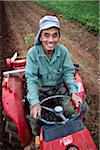 Porträt von Süßkartoffel Farmer, Yomitan Village, Nakagami District, Okinawa Hontō, Okinawa Präfektur, Japan