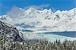 Paysage d'hiver panoramique de la rivière Mendenhall, Glacier de Mendenhall et tours, forêt nationale de Tongass, sud-est de l'Alaska