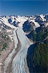 Vue aérienne du Ferebee Glacier et la chaîne de montagnes côtières au nord de Haines, sud-est de l'Alaska, l'été