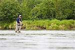 Une pêche sportfisherman du saumon sur la rivière Mulchatna dans la région de la baie de Bristol, sud-ouest de l'Alaska, l'été