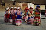 Lokale Tänzer außerhalb der Kirche in dem kleinen Dorf Yanque, Colca Canyon, Peru