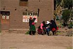 Dem Dorfplatz auf der Isla Taquile auf dem Titicacasee, Peru