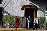 Menschen zu Fuß passieren das Cafe mit Service-Brett am Eingang, Cuzco, Peru