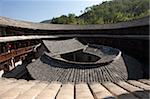 Cour et maison temple de Hakka Tulou Zhenfulou au village de Nanxi, Yongding, Fujian, Chine