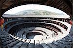 Cour et maison temple de Hakka Tulou Huanjilou au village de Nanxi, Yongding, Fujian, Chine