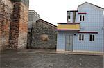 Contraste du nouveau bâtiment et les vieilles maisons dans le district de Chikan, Kaiping, Chine