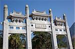 Gateway an der Zufahrt zur Po Lin Monastery, Lantau Island, Hong Kong