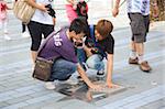 Touristes en tournée à l'Avenue of Stars, Tsimshatsui East, Hong Kong