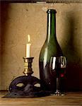 Stilleben - Flasche, Glas Rotwein, Kerzenhalter