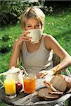 femme prenant son petit déjeuner à l'extérieur