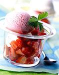 vanille et glace aux fraises avec des fraises et fraises des bois