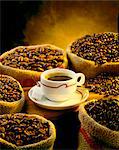 Säcke Kaffeebohnen und Tasse Kaffee