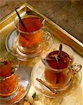 tasses de gingembre, cardamome et cannelle thés aromatisés