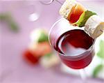 verre de vin rouge et brochette de fromage de chèvre