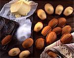 Madeleine shell-shaped tea cakes