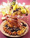 poulet rôti avec des gâteaux de gril de fruits et de raisins