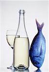 Bouteille et verre de vin blanc avec des poissons